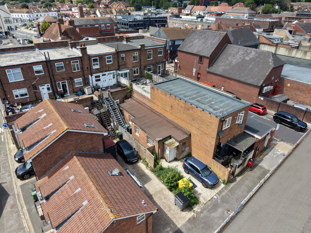 Lot: 30 - LAND AND BUILDING WITH IMPLEMENTED PLANNING PERMISSION FOR THREE FLATS - Aerial view of the rear of 51 High Street